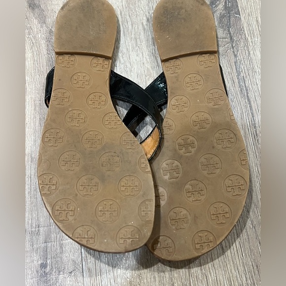 Barely Used Tory Burch Size 8 Leather Black Gold Classic Sandal Shoe - Picture 7 of 8